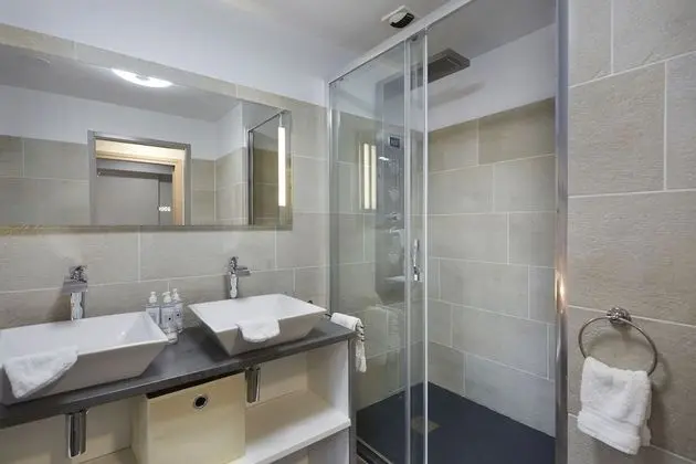 Design Tek Büyük Yataklı Oda, Özel Banyo, Bahçe Manzaralı