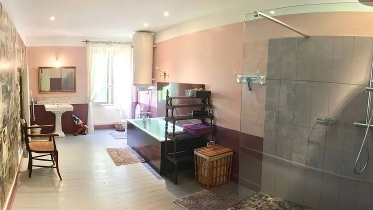 Family Oda, Ortak Banyo (Les Cèdres)