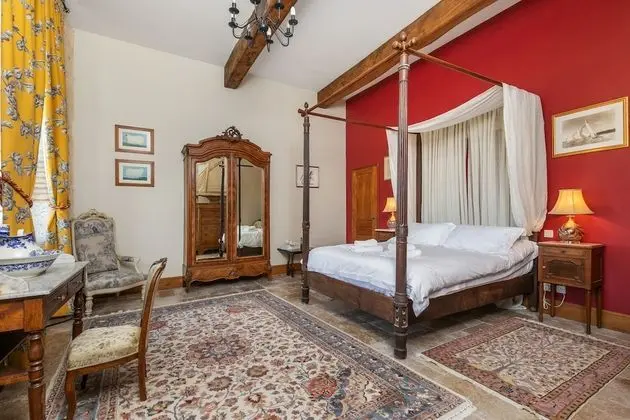 Traditional Tek Büyük Yataklı Oda