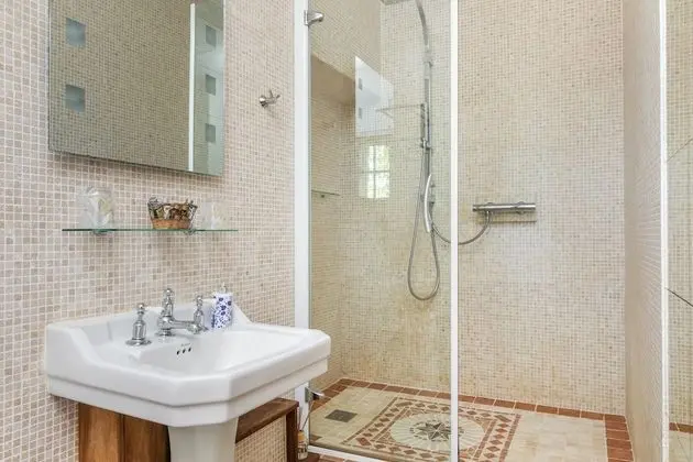 Traditional Tek Büyük Yataklı Oda