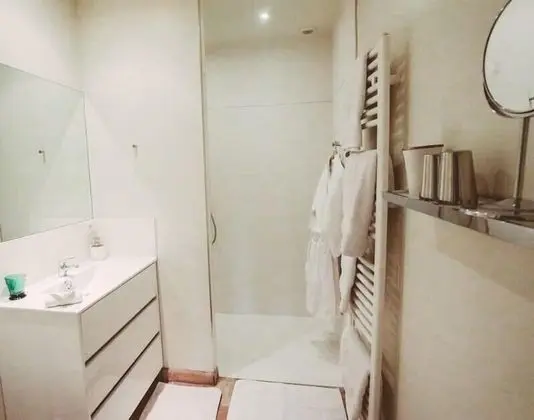 Comfort Tek Büyük Yataklı Oda, Banyolu/Duşlu, Üzüm Asması Manzaralı (Ô pied de l'oliveraie)