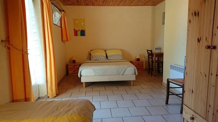 Üç Kişilik Oda (Jaune)