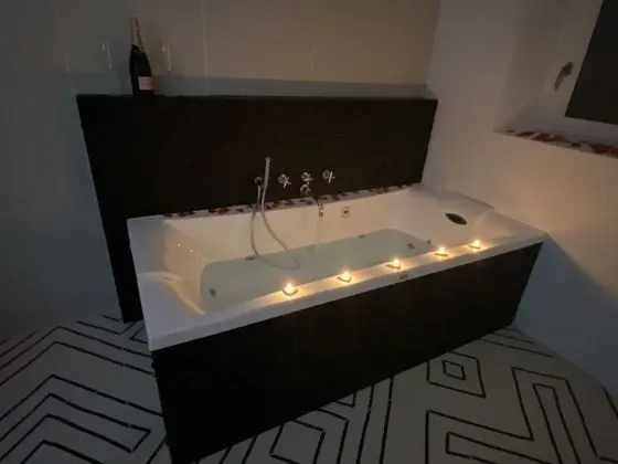 Süit, Banyolu/Duşlu, Avlu Manzaralı (Grande Suite)