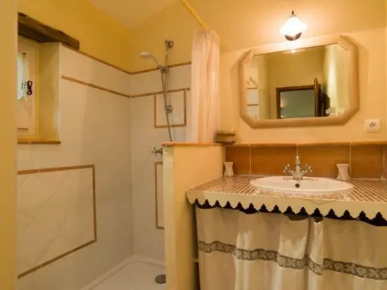 Üç Kişilik Oda, Banyolu/Duşlu (Coquelicot)