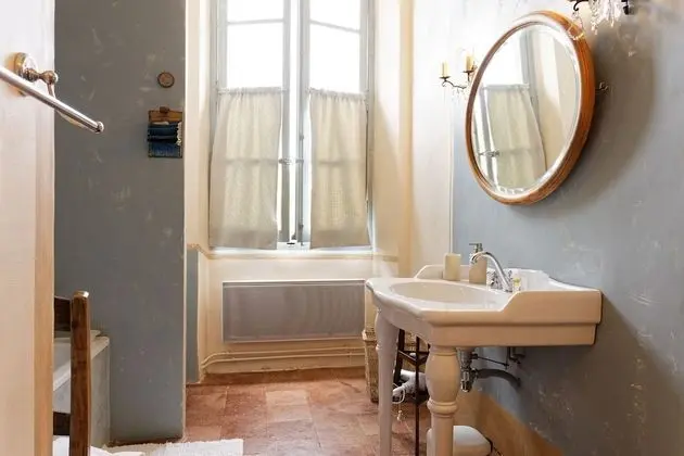 Büyük Yataklı Tek Kişilik Oda