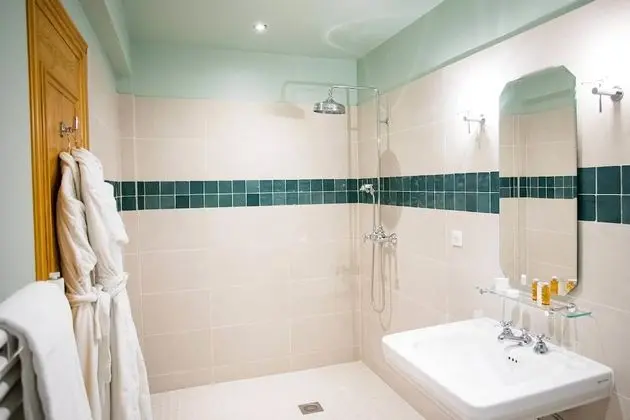 Büyük Yataklı Tek Kişilik Oda