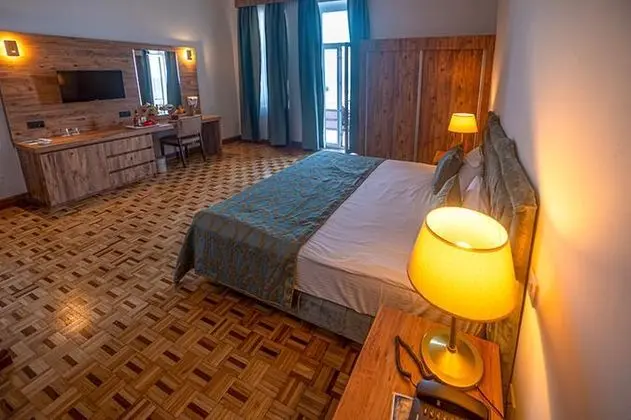 Standard Single Kara Manzaralı Oda