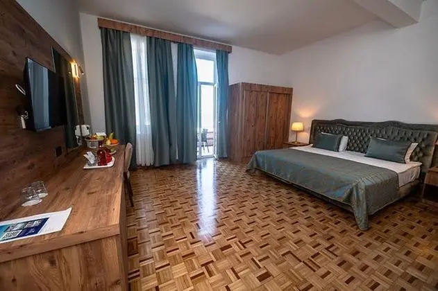 Standard Single Kara Manzaralı Oda