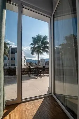 Standard Single Kara Manzaralı Oda