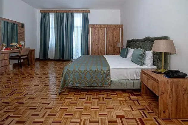 Standard Single Kara Manzaralı Oda