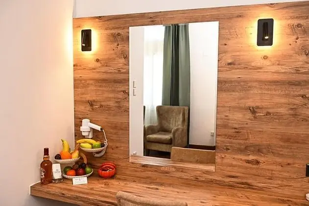 Standard Triple Kara Manzaralı Oda