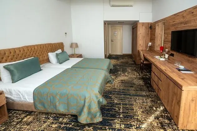 Standard Triple Kara Manzaralı Oda