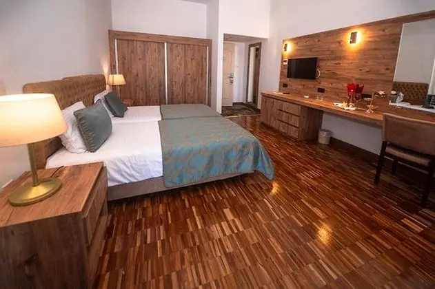 Standard Triple Kara Manzaralı Oda