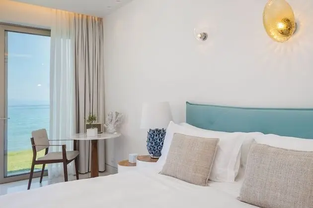 Pavilion Suite Waterfront with Private Pool (ONBT)