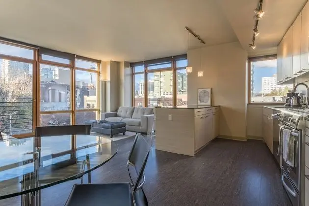 Executive Daire, 1 Yatak Odası, Şehir Manzaralı, Köşe (1st Ave and Bell Street)