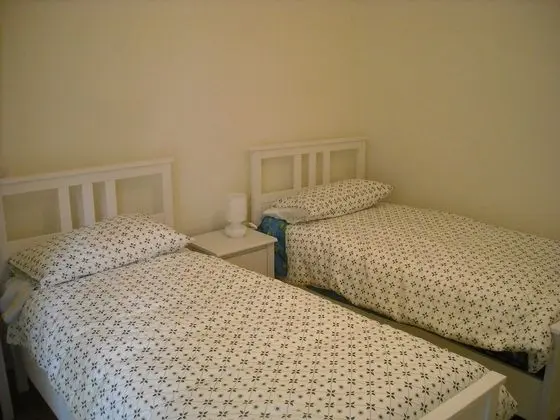 İki Ayrı Yataklı Oda, Ortak Banyo