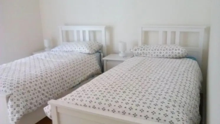 İki Ayrı Yataklı Oda, Ortak Banyo