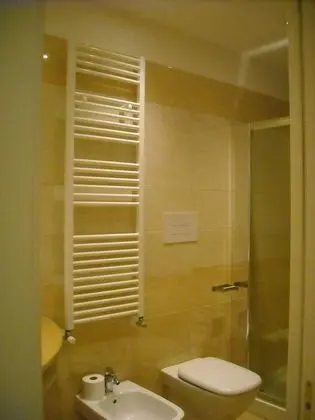 İki Ayrı Yataklı Oda, Ortak Banyo