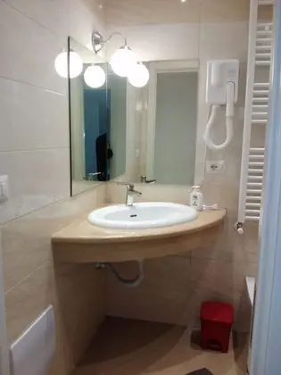 İki Ayrı Yataklı Oda, Ortak Banyo