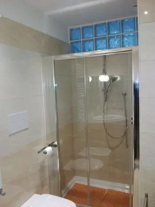 Üç Kişilik Oda, Ortak Banyo