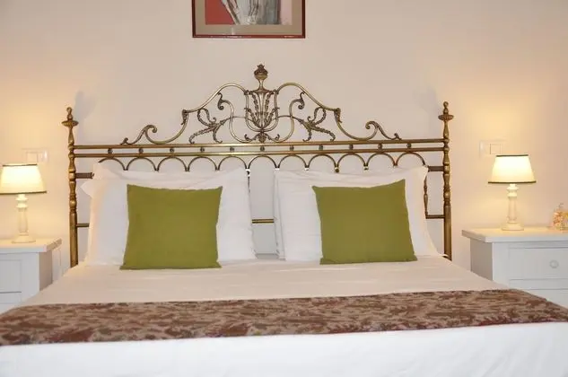 Dört Kişilik Oda, 1 Büyük (Queen) Boy Yatak ve Çekyat, Balkon