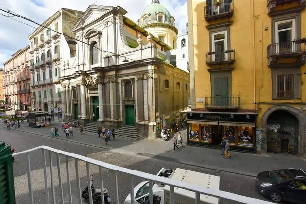 Dört Kişilik Oda, 1 Büyük (Queen) Boy Yatak ve Çekyat, Balkon