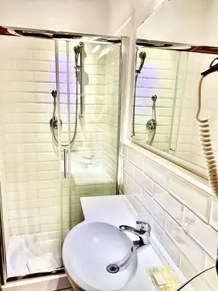 Üç Kişilik Oda