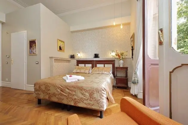 Oda, Küvet, Bahçe Manzaralı (Costantino)