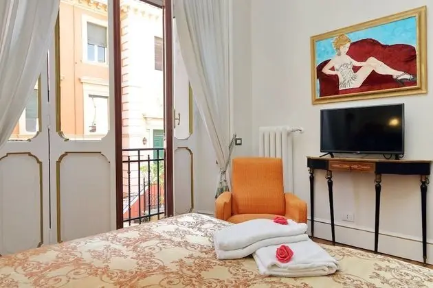 Oda, Küvet, Bahçe Manzaralı (Costantino)