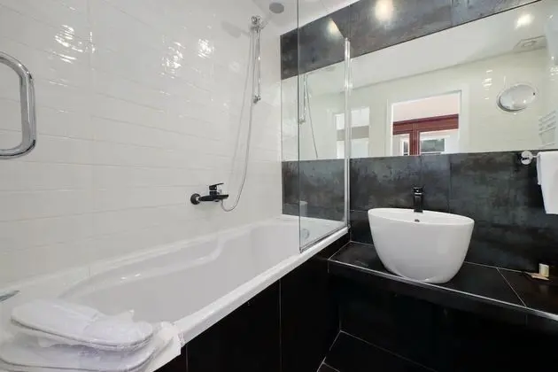 Oda, Küvet, Bahçe Manzaralı (Costantino)