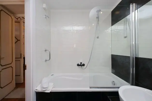 Oda, Küvet, Bahçe Manzaralı (Costantino)