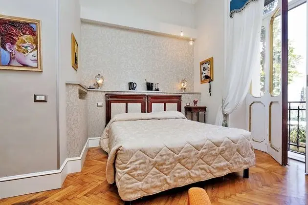 Oda, Küvet, Bahçe Manzaralı (Costantino)