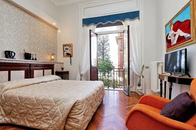 Oda, Küvet, Bahçe Manzaralı (Costantino)