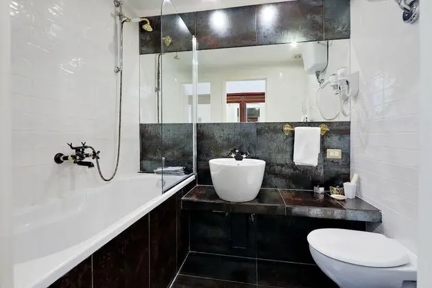 Oda, Küvet, Bahçe Manzaralı (Costantino)