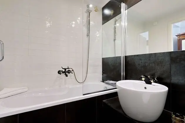 Oda, Küvet, Bahçe Manzaralı (Costantino)