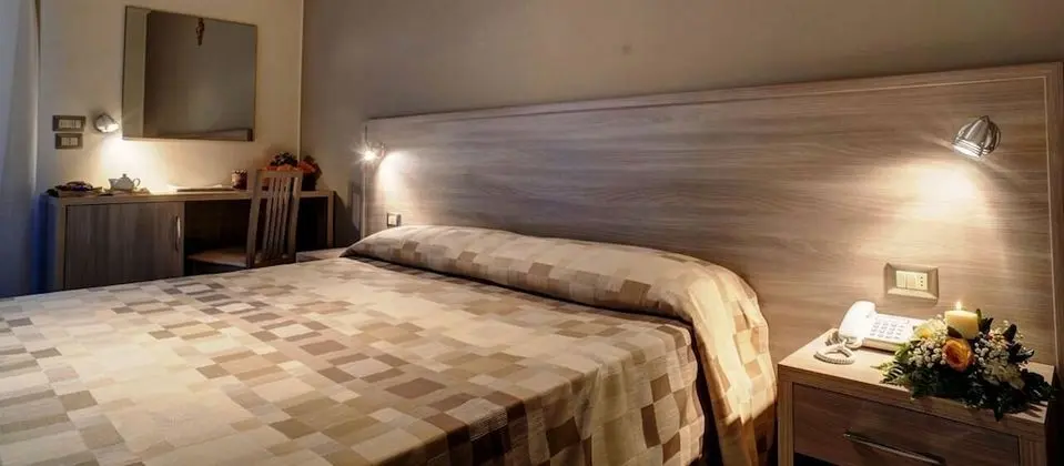 Standard Tek Büyük veya İki Ayrı Yataklı Oda, 1 Çift Kişilik veya 2 Tek Kişilik Yatak