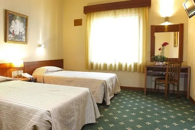 Tek Büyük veya İki Ayrı Yataklı Oda (with extra bed)