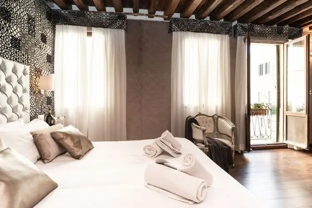 Superior Tek Büyük veya İki Ayrı Yataklı Oda, Balkon, Kanal Manzaralı