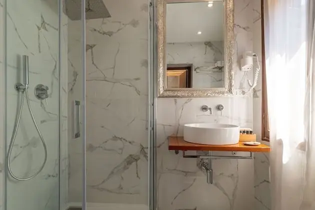 Superior Tek Büyük veya İki Ayrı Yataklı Oda, Balkon, Kanal Manzaralı