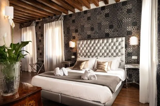 Superior Tek Büyük veya İki Ayrı Yataklı Oda, Kanal Manzaralı