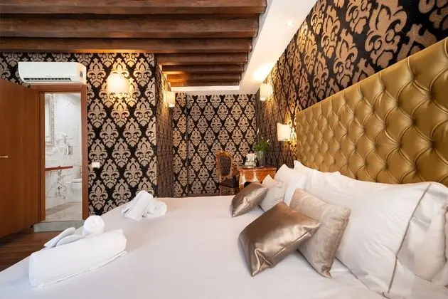 Superior Tek Büyük veya İki Ayrı Yataklı Oda, Kanal Manzaralı