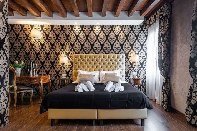 Superior Tek Büyük veya İki Ayrı Yataklı Oda, Kanal Manzaralı