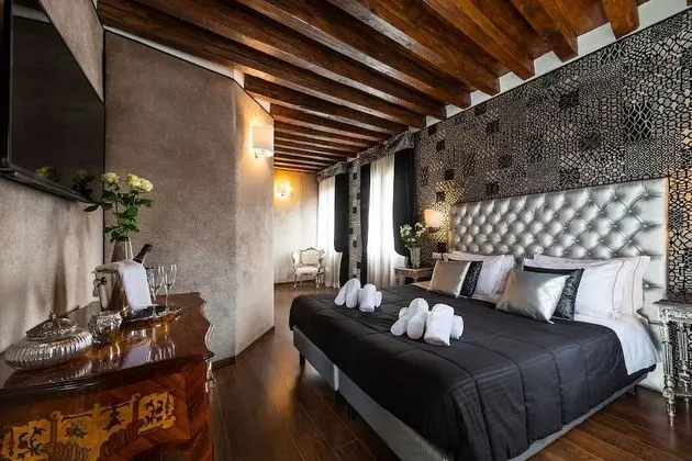 Superior Tek Büyük veya İki Ayrı Yataklı Oda, Kanal Manzaralı