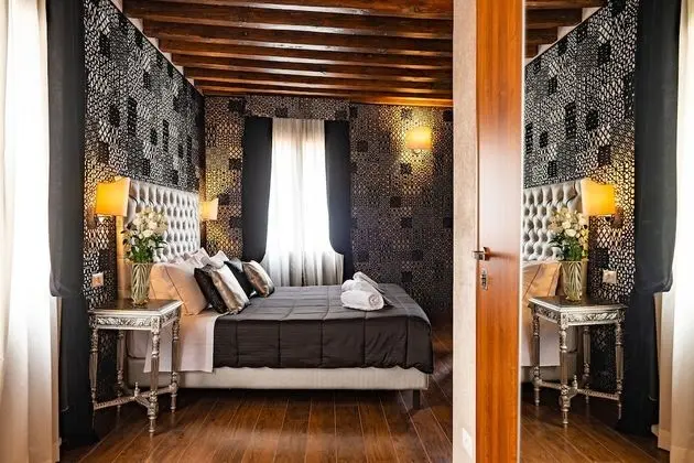 Superior Tek Büyük veya İki Ayrı Yataklı Oda, Kanal Manzaralı