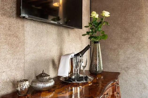 Superior Tek Büyük veya İki Ayrı Yataklı Oda, Kanal Manzaralı