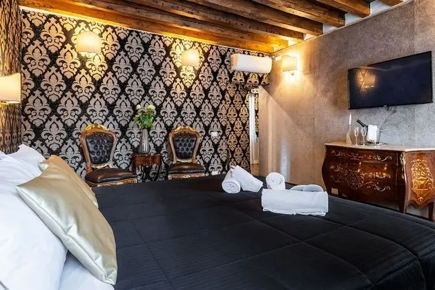 Superior Tek Büyük veya İki Ayrı Yataklı Oda, Kanal Manzaralı