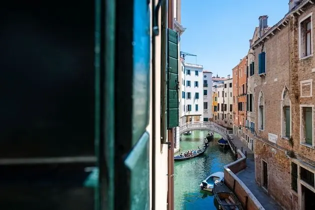 Superior Tek Büyük veya İki Ayrı Yataklı Oda, Kanal Manzaralı