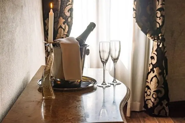 Superior Tek Büyük veya İki Ayrı Yataklı Oda, Kanal Manzaralı