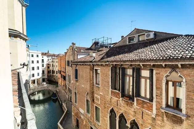 Superior Tek Büyük veya İki Ayrı Yataklı Oda, Kanal Manzaralı