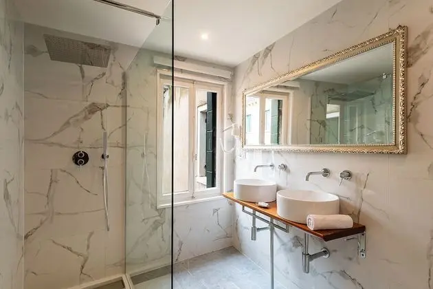 Superior Tek Büyük veya İki Ayrı Yataklı Oda, Kanal Manzaralı